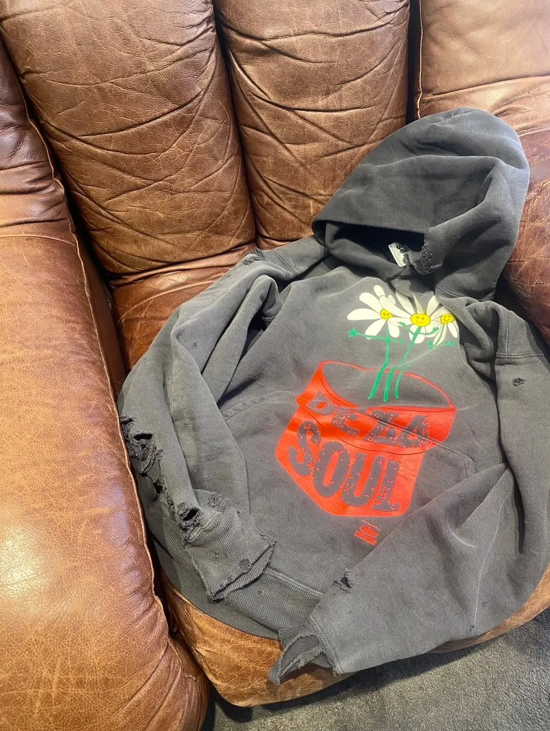 SAINT Mxxxxxx × DE LA SOUL DLS_HOODIE/DE LA SOUL/BLK DE LA SOUL co-branded potted plant destruction hoodie, washed black S-XL, a very important hoodie this season. It embodies the brand philosophy through the humorous potted plant and slogan design. In addition, through a large number of hand-made fraying, cutting and other damage processing, as well as heavy washing and oxidative fading treatment, a perfect Vintage effect is created. Original mold opening Customized co-branded main mark and wash water mark, correct version